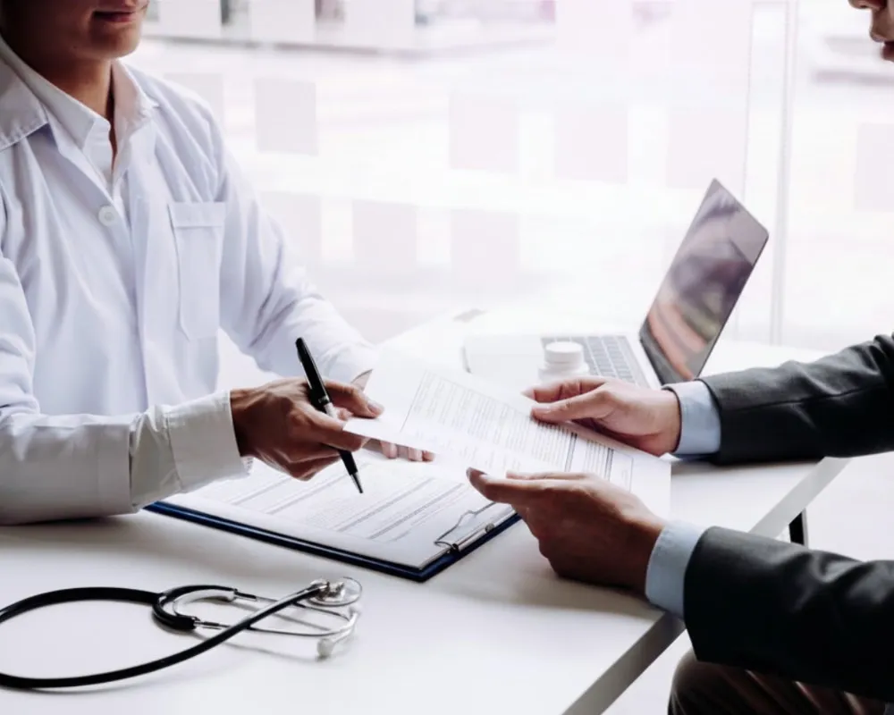 Profesional médica durante una consulta