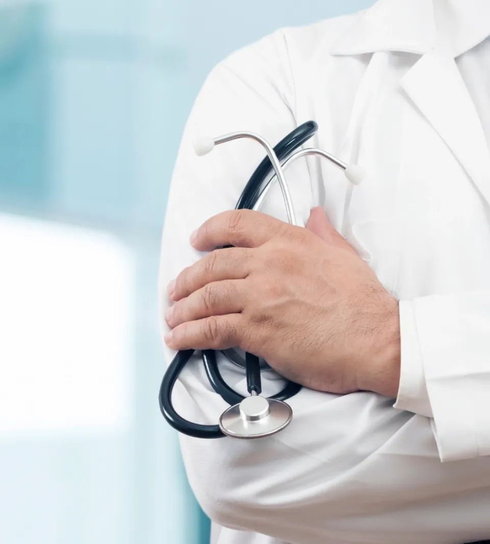 Profesional médico con estetoscopio